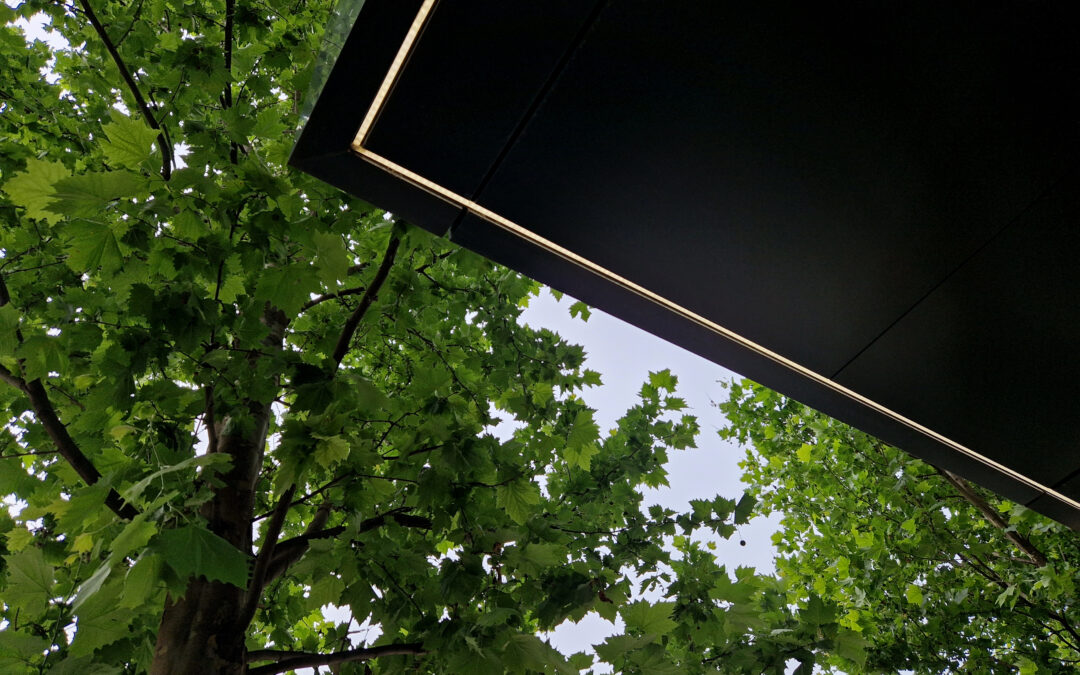 The gray, black purpose-built structure above the entrance to the hotel building is a metal sheet covering the roof. backlighting of the edges with a strip of LEDs.